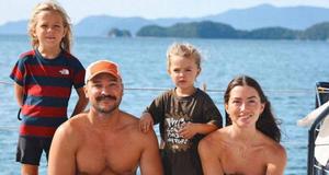 История Элайны и Райли из Sailing La Vagabonde продолжает вдохновлять и вызывать беспокойство у миллионов поклонников по всему миру. 2 ноября 2024 года их жизнь перевернулась в результате столкновения с рыболовецким судном, когда семья мирно спала на своем тримаране. К счастью, физически никто не пострадал, но ущерб судну оказался значительным. Сообщество откликнулось на происшествие с невероятной поддержкой, и команда пообещала поделиться подробностями случившегося. Этот инцидент стал важным уроком о безопасности на воде, напоминая нам, что даже опытные моряки могут столкнуться с опасностями. Следите за обновлениями и поддерживайте их в этом тяжелом испытании!
