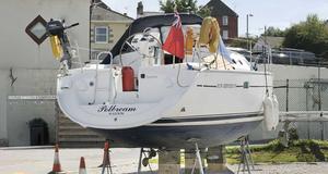 В мире мореплавания произошла удивительная история яхты Polbream – 37-футового судна, которое успешно прошло 150 миль без киля, о чем никто не догадывался! Неопытные моряки и опытный капитан не заметили, как их судно потеряло элемент безопасности после легкого удара о морское дно. Как удалось сохранить устойчивость яхты в таких условиях? Эта статья исследует захватывающие обстоятельства загадочного инцидента, анализирует возможные причины утраты киля и извлекает важные уроки, которые могут пригодиться каждому капитану. Узнайте больше о том, как удача и конструктивные особенности сыграли решающую роль в этой поразительной истории.