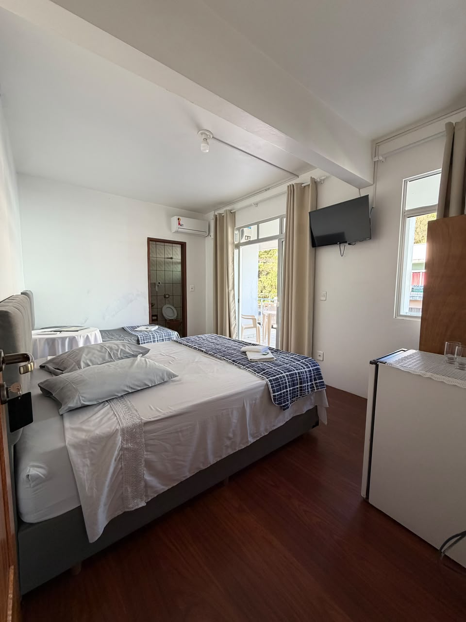 Quarto Triplo com Varanda do Hotel Iung