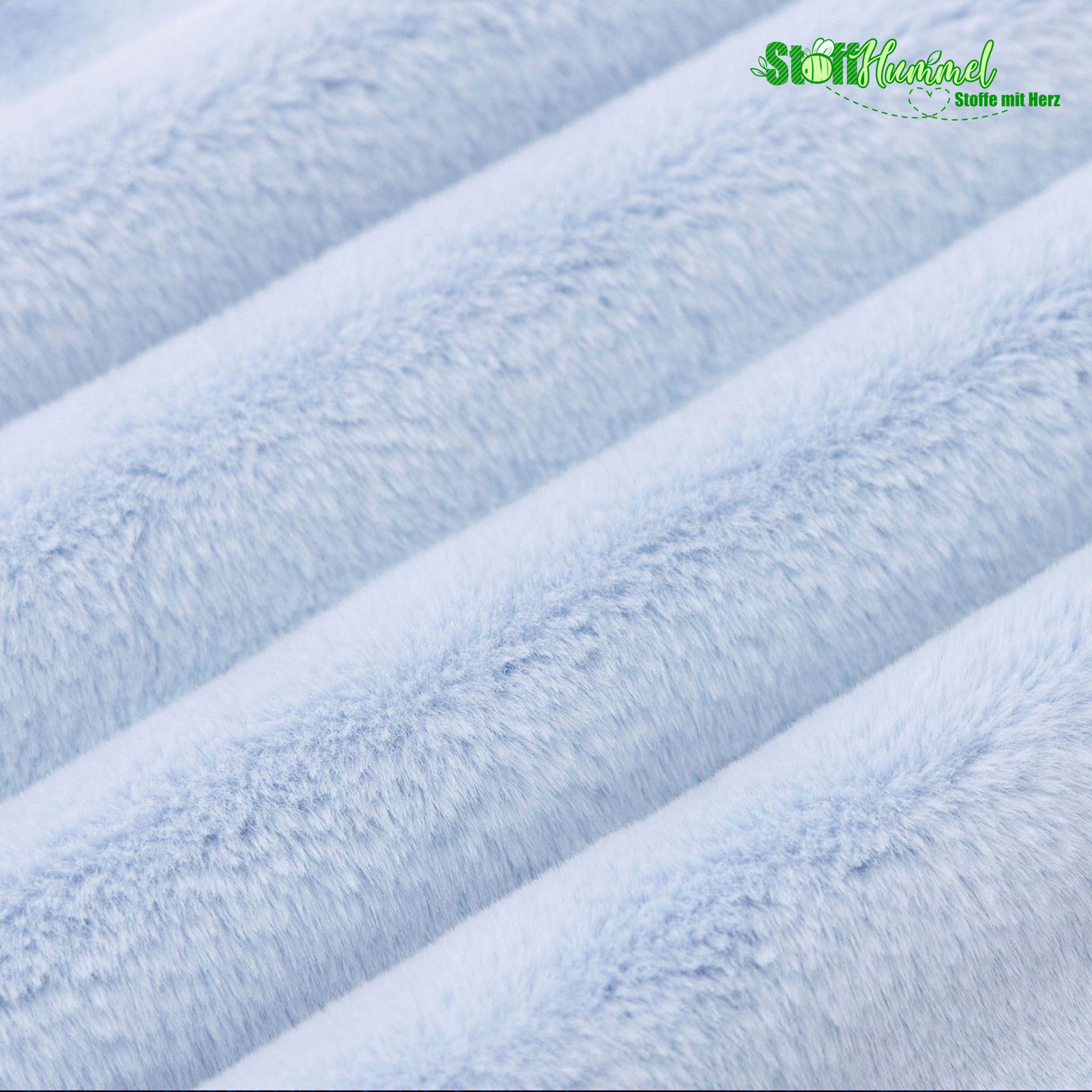 Cuddle Encore Powder faux fur swatch